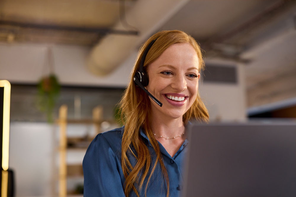 Anruf von Pulvital – Service-Hotline für Mitglieder Freundliche Service-Mitarbeiterin mit Headset bearbeitet einen Anruf von Pulvital im Kundenservice