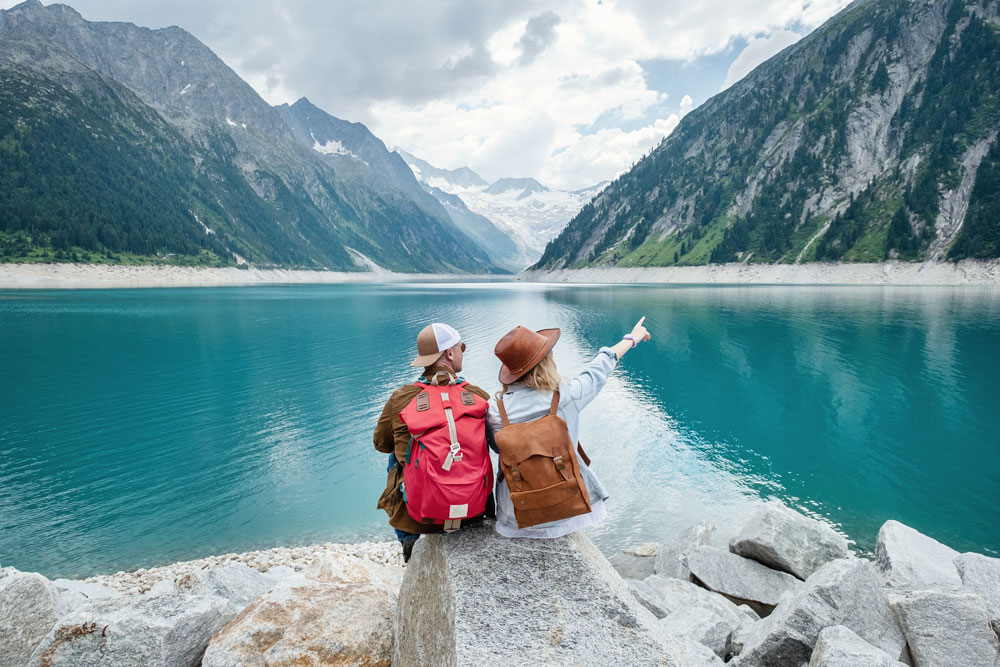 Pulvital Reise Cashback – Cashback auf Urlaubsbuchungen Paar bucht Urlaubsreise und erhält 5 % Reise Cashback über das Pulvital Vorteilsportal